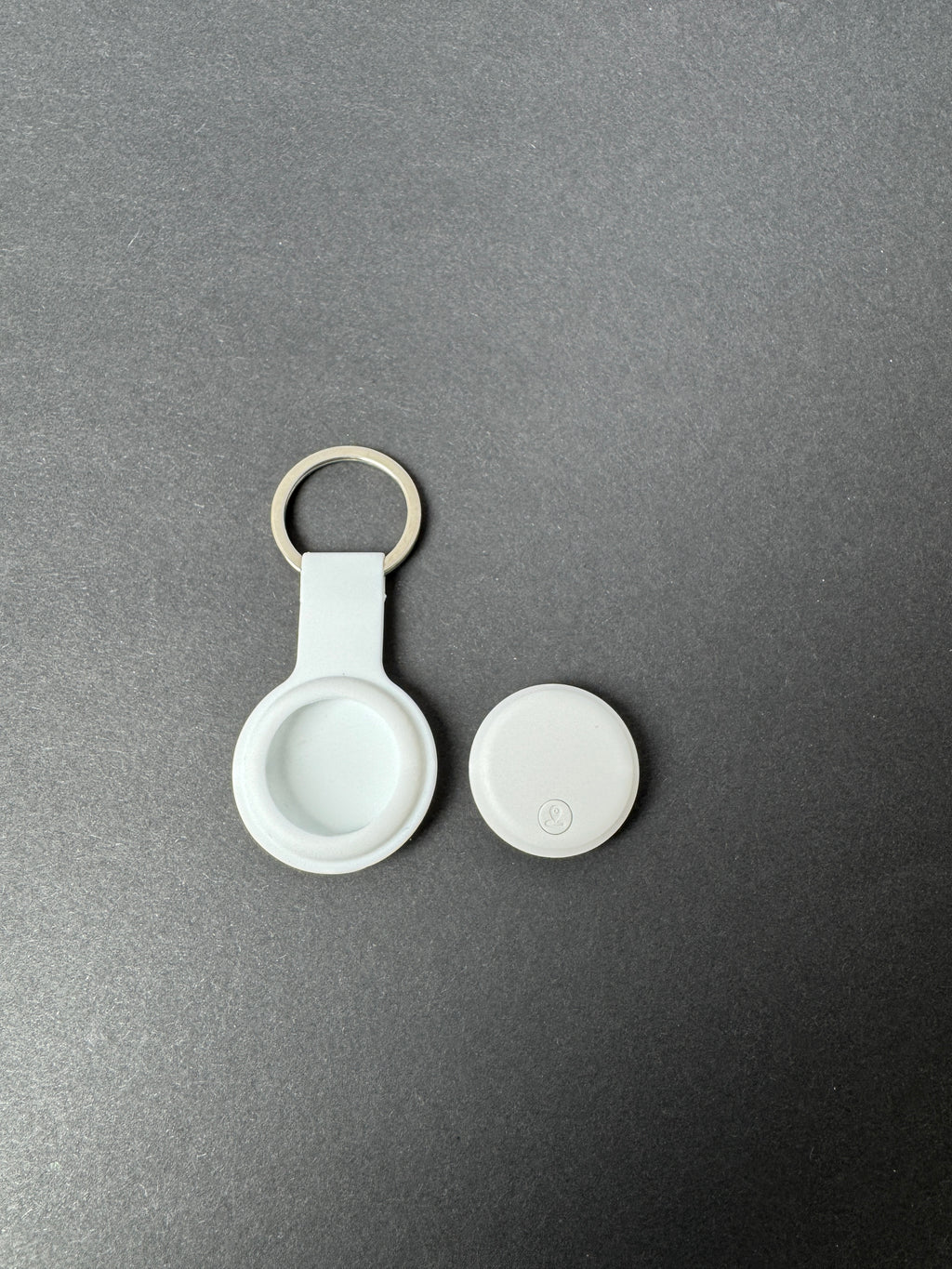 UNIVERZÁLNY GPS SLEDOVAČ PRE DETI, ZVÍRA, KĽÚČE, TAŠKY – ANDROID / iOS + KOŽENÉ OBALY ZDARMA