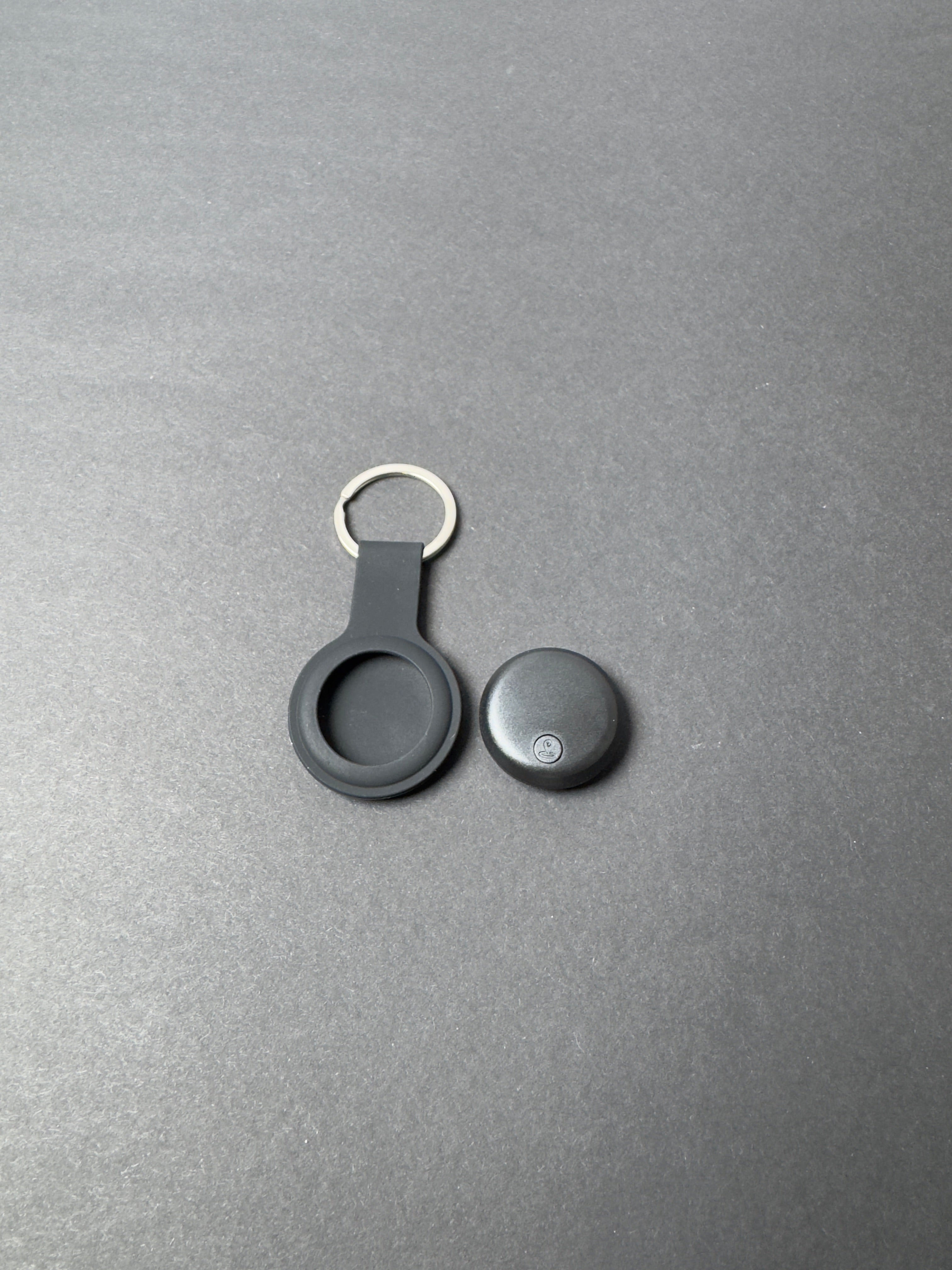 UNIVERZÁLNÍ GPS LOKÁTOR PRO DĚTI, DOMÁCÍ ZVÍŘATA, KLÍČE, TAŠKU – ANDROID / iOS + KOŽENÉ POUZDRO ZDARMA 